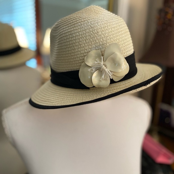Elegant Cream and Black Women's Hat - Picture 2 of 7